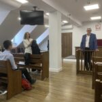 Z ławki szkolnej za stół sędziowski – niezwykła wizyta klasy 1c
