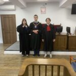 Z ławki szkolnej za stół sędziowski – niezwykła wizyta klasy 1c