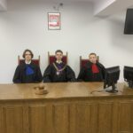 Z ławki szkolnej za stół sędziowski – niezwykła wizyta klasy 1c