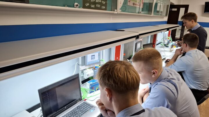 Kurs PLC w Zespole Szkół Komunikacji – praktyczne kwalifikacje z oficjalnym dyplomem