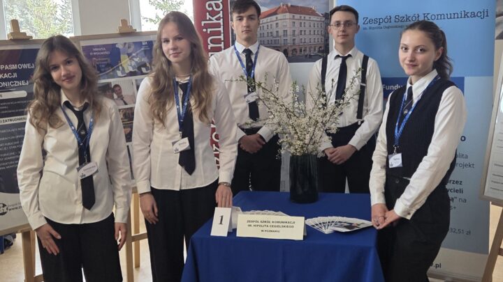 Uczniowie klasy dwujęzycznej promują naszą szkołę na targach edukacyjnych